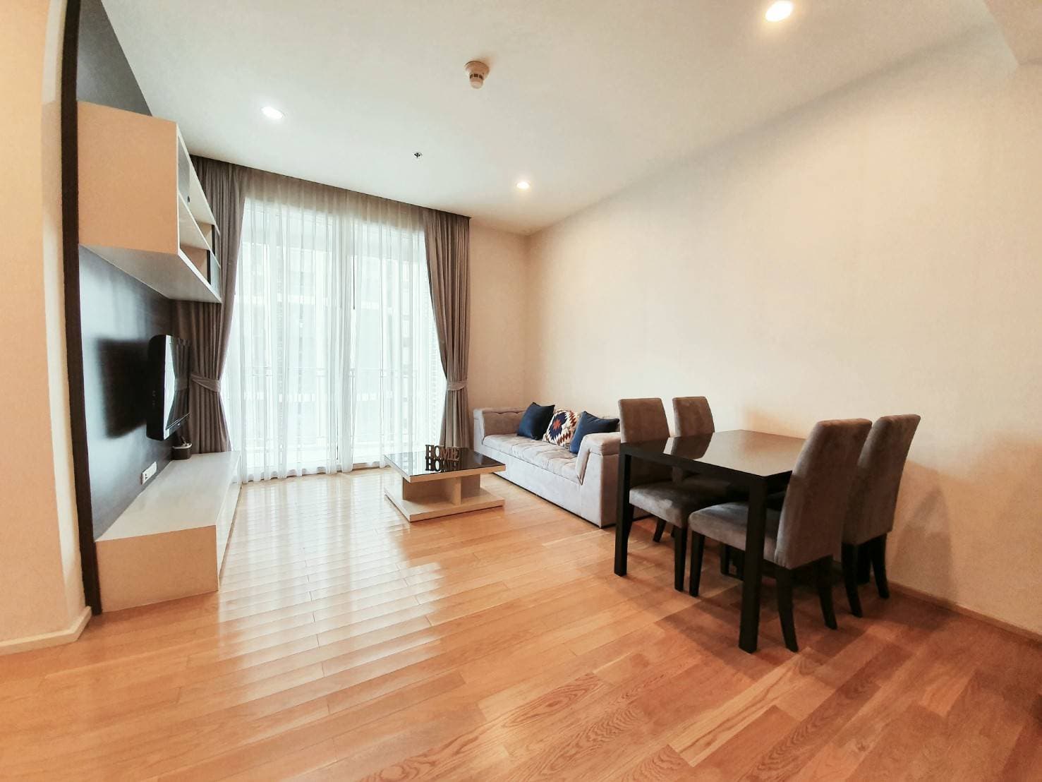 3250 – 170_living_room.jpg